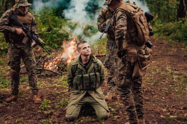 Askerler teröristleri canlı ele geçirdi ve onlara karşı şiddet içeren özel taktiklerle sorguladı..