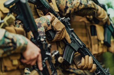 Asker savaşçılar silahlarla birlikte duruyorlar. Amerikan ordusunun seçkin üyelerinin grup portresi, özel askeri şirket çalışanları, anti-terör ekibi..