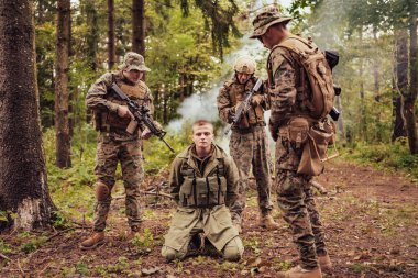 Askerler teröristleri canlı ele geçirdi ve onlara karşı şiddet içeren özel taktiklerle sorguladı..