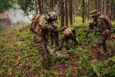 Askerler teröristleri canlı ele geçirdi ve onlara karşı şiddet içeren özel taktiklerle sorguladı..