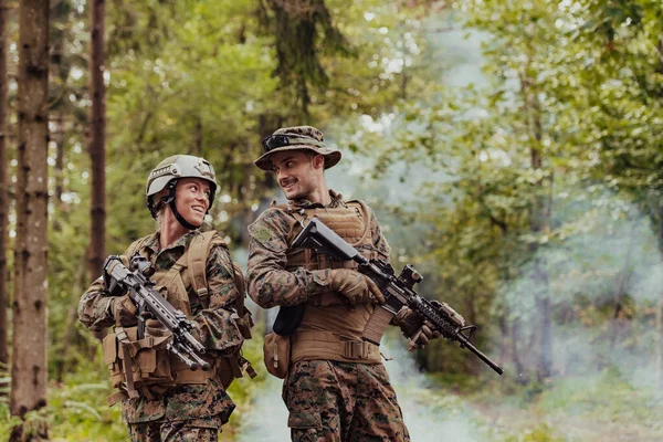 Modern Savaş Askerleri Ekibi Taktik Savaş Formasyonu Kadını Takım Lideri — Stok fotoğraf