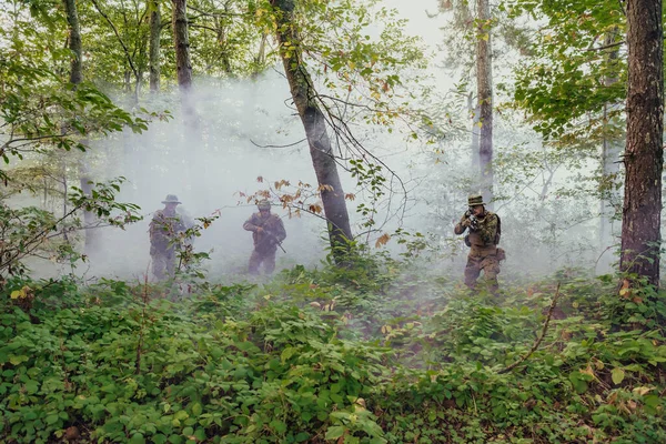 Skupina Moderních Válečných Vojáků Vede Válku Nebezpečných Odlehlých Lesích Skupina — Stock fotografie