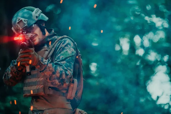 Soldat Bat Dans Une Zone Forêt Guerre Entourée Feu — Photo