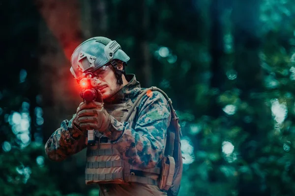 Soldado Luta Uma Área Floresta Guerra Cercada Por Fogo — Fotografia de Stock