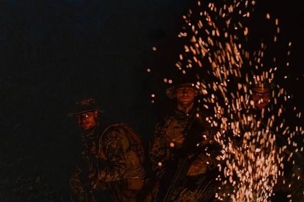Soldaten Team Actie Nachtmissie Met Behulp Van Laser Sight Beam — Stockfoto