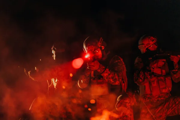 Esquadrão Soldados Ação Missão Noturna Usando Luzes Raio Laser Conceito — Fotografia de Stock