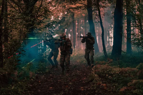Vojáci Oddíl Akci Noční Misi Pomocí Laserového Paprsku Světla Vojenský — Stock fotografie