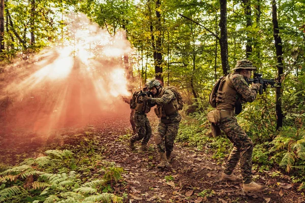 Gruppo Soldati Guerra Moderni Sta Combattendo Una Guerra Aree Forestali — Foto Stock