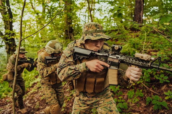 Grupo Soldados Guerra Modernos Está Librando Una Guerra Zonas Forestales — Foto de Stock