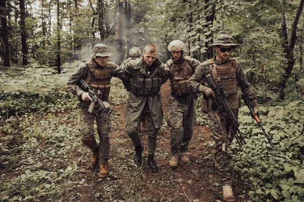 Żołnierze Schwytali Żywego Terrorystę Przesłuchiwali Specjalny Sposób — Zdjęcie stockowe