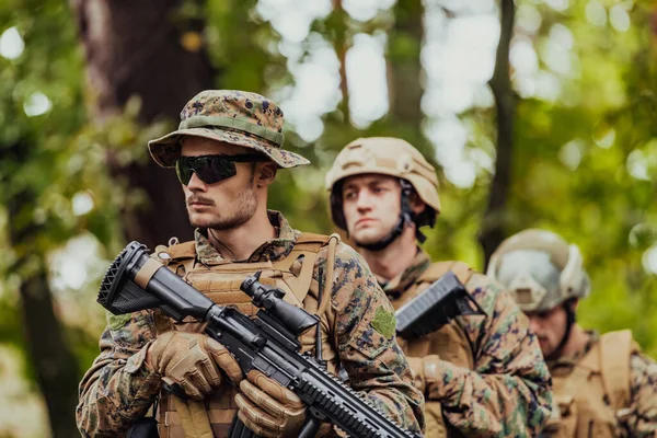 Nowoczesne Wojny Żołnierze Squad Działa Jako Zespół Formacji Bojowej — Zdjęcie stockowe