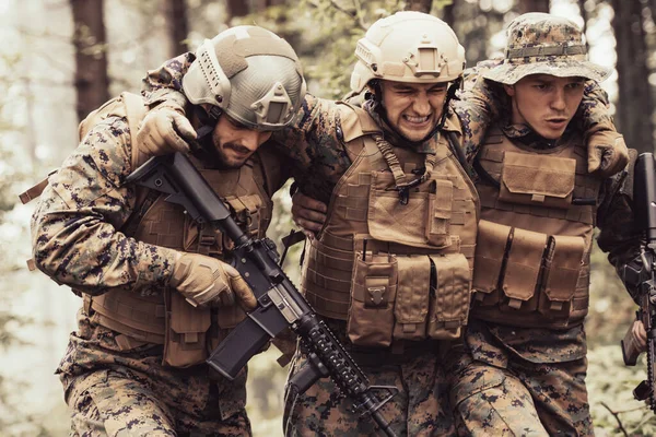 Guerre Moderne Escouade Militaire Action Combat Sauvetage Blessé Soldat Aide — Photo
