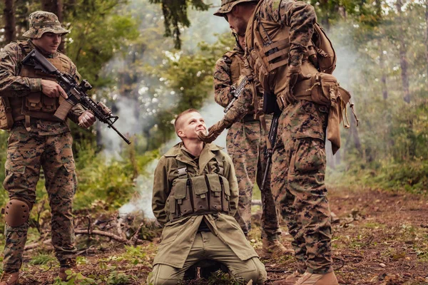 Oddíl Vojáků Byl Zajat Živý Terorista Vyslýchal Speciální Taktiku Násilným — Stock fotografie