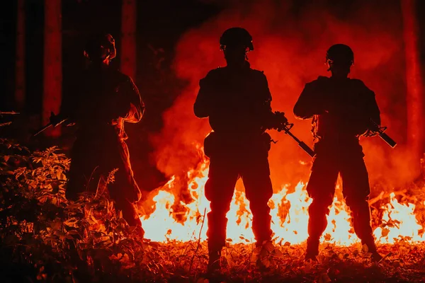 Soldater Trupp Aktion Natten Uppdrag Med Laser Siktstråle Ljus Militär — Stockfoto