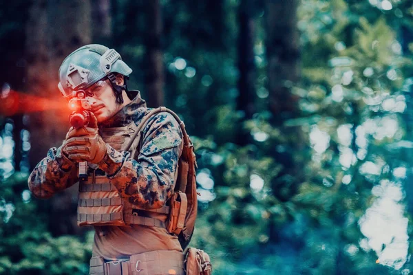 Soldado Luta Uma Área Floresta Guerra Cercada Por Fogo — Fotografia de Stock