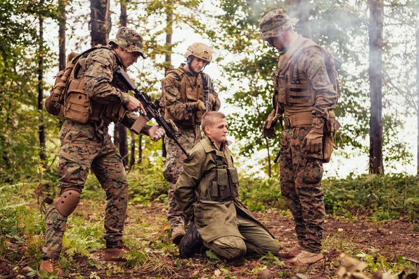 Esquadrão Soldados Foi Capturado Vivo Terrorista Interrogá Los Sobre Eles — Fotografia de Stock