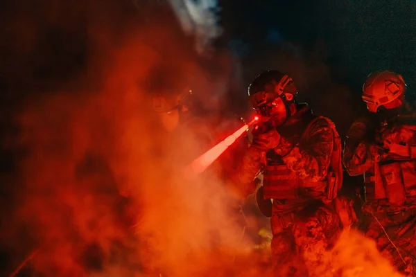 采用激光束灯军事小组概念执行夜间任务的士兵小队 — 图库照片