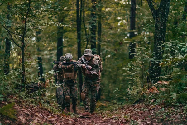 Bir Grup Modern Savaş Askeri Tehlikeli Uzak Orman Bölgelerinde Savaşıyor — Stok fotoğraf