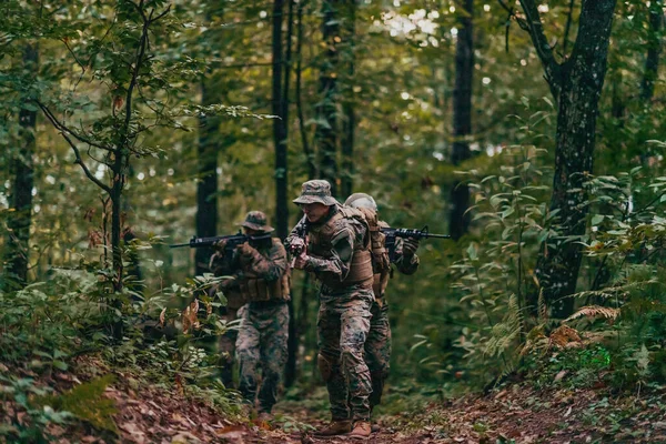 一群现代战争士兵正在危险的偏远森林地区打仗 一队士兵正在用现代武器在敌人的战线上战斗 战争和军事概念 — 图库照片