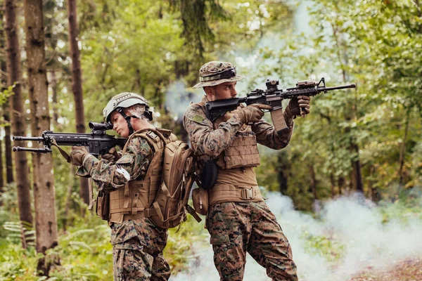 Modern Warfare Soldiers Squad Läuft Taktischer Kampfformation Frau Als Teamleiterin — Stockfoto