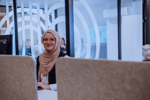Moderní Kanceláři Mladý Muslimský Podnikatel Nosí Hidžáb Sedí Sebevědomě Pilně — Stock fotografie