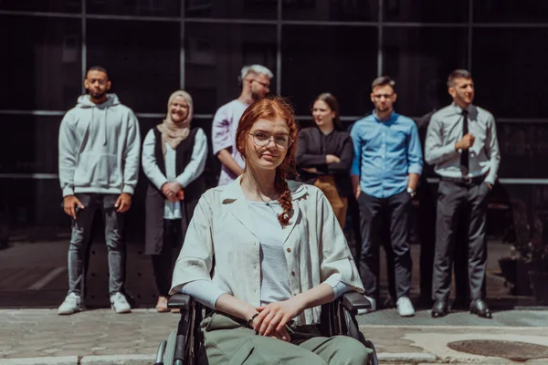 다양한 사업가의 자신감 그룹이 휠체어에서 사업가와 그리고 통일을 역동적이고 영감을 — 스톡 사진