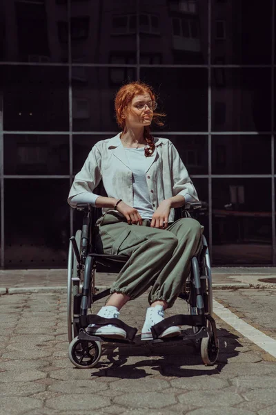 Front Modern Corporate Building Young Woman Sitting Wheelchair Confidently Symbolizing — Stock Photo, Image
