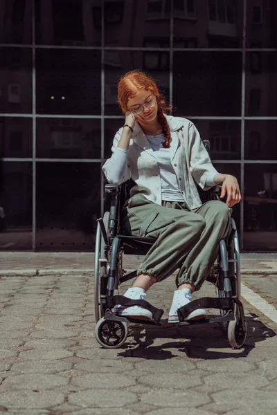 Przed Nowoczesnym Budynkiem Korporacyjnym Młoda Kobieta Siedząca Pewnie Wózku Inwalidzkim — Zdjęcie stockowe