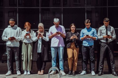 Çeşitli ve kendinden emin iş adamlarından oluşan bir grup, birlikte pozlar vererek, başarı, hırs ve birlik saçarak, dinamik ve ilham verici bir iş ortamının özünü yakalıyorlar.. 