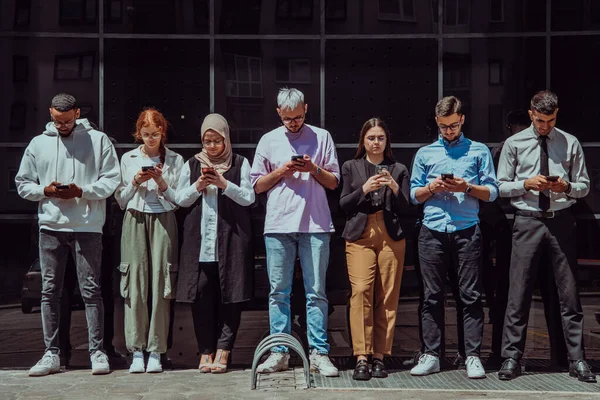 Eine Vielfältige Und Selbstbewusste Gruppe Junger Geschäftsleute Posiert Gemeinsam Strahlt — Stockfoto
