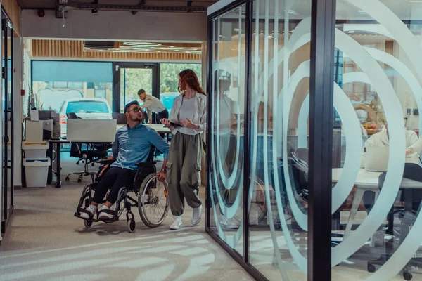 비즈니스 비즈니스 휠체어를 사람을 사무실 복도를 다양성 팀워크 부여에 — 스톡 사진