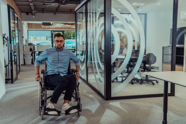 在一个现代化的大公司里 一个坚定的坐轮椅的商人穿过走廊 体现了企业界的权力和包容性 — 图库照片
