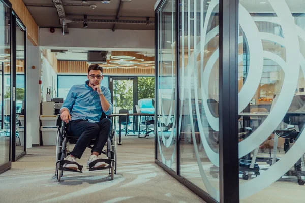 기업에서 휠체어에 결정적인 사업가는 복도를 세계에서 권한과 포용력을 — 스톡 사진