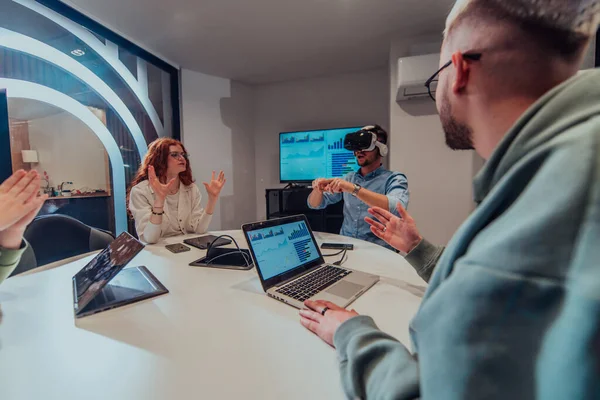 Grupo Diversificado Empresários Colabora Testa Uma Nova Tecnologia Realidade Virtual — Fotografia de Stock