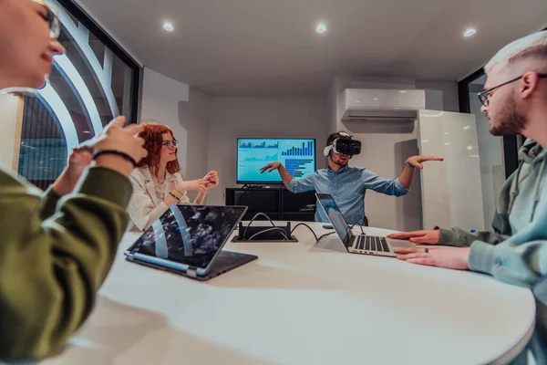 Mångsidig Grupp Affärsmän Samarbetar Och Testar Virtual Reality Teknik Bär — Stockfoto