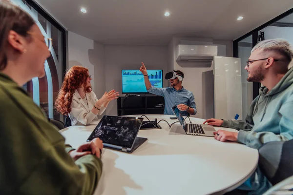 Mångsidig Grupp Affärsmän Samarbetar Och Testar Virtual Reality Teknik Bär — Stockfoto