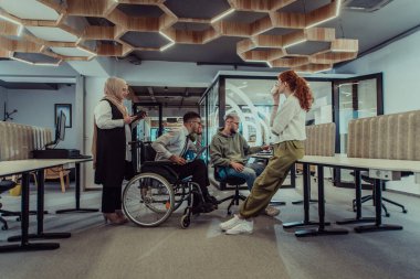 Bir girişim alanında beyin fırtınası yapan genç iş adamları grubu iş projelerini, yatırımları ve sorunların çözümünü tartışıyor.