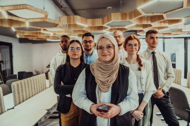 Bir grup genç iş adamı birlikte çalışıyor. Yoğun iş günlerine hak ettikleri kadar ara veriyorlar. Yoldaşlık, takım çalışması ve dinamik işyerlerinde bir anlık rahatlama sergiliyorlar.. 