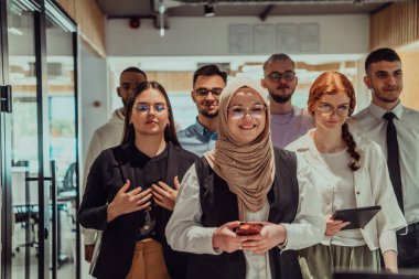 Bir grup genç iş adamı birlikte çalışıyor. Yoğun iş günlerine hak ettikleri kadar ara veriyorlar. Yoldaşlık, takım çalışması ve dinamik işyerlerinde bir anlık rahatlama sergiliyorlar.. 