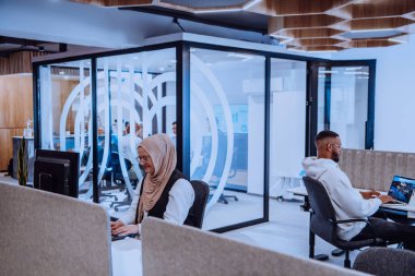 Modern bir ofis ortamında, Afrikalı bir Amerikalı işadamı ve onun Müslüman meslektaşı, tesettür takıyor, işbirlikçi tartışmalara girişiyor, çeşitli iş görevlerini ele alıyor ve sorunları çözüyorlar.