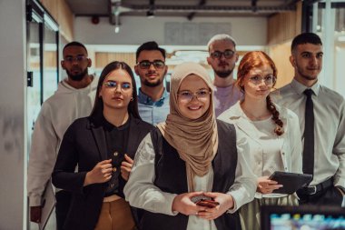 Bir grup genç iş adamı birlikte çalışıyor. Yoğun iş günlerine hak ettikleri kadar ara veriyorlar. Yoldaşlık, takım çalışması ve dinamik işyerlerinde bir anlık rahatlama sergiliyorlar.. 