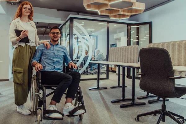 비즈니스 비즈니스 휠체어를 사람을 사무실 복도를 다양성 팀워크 부여에 — 스톡 사진