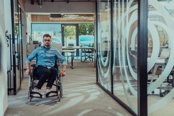 Büyük Modern Bir Şirkette Tekerlekli Sandalyedeki Kararlı Bir Işadamı Bir — Stok fotoğraf