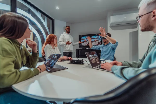 Grupo Diversificado Empresários Colabora Testa Uma Nova Tecnologia Realidade Virtual — Fotografia de Stock
