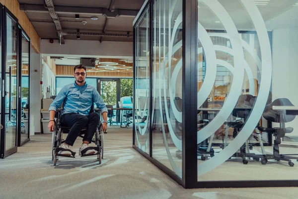 Large Modern Corporation Determined Businessman Wheelchair Navigates Hallway Embodying Empowerment — Stock Photo, Image