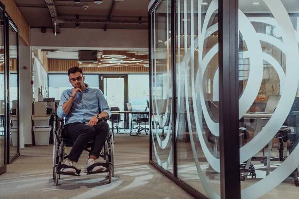 기업에서 휠체어에 결정적인 사업가는 복도를 세계에서 권한과 포용력을 — 스톡 사진