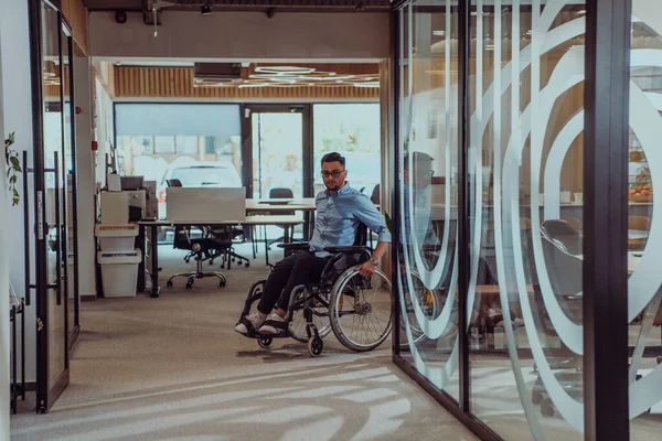 Uma Grande Corporação Moderna Empresário Determinado Uma Cadeira Rodas Navega — Fotografia de Stock
