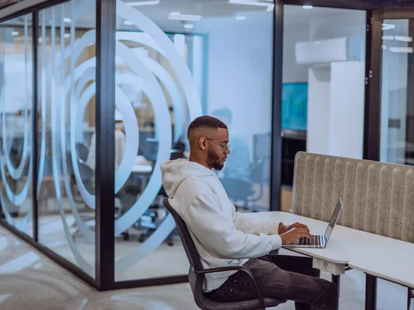 Modern Kontorsmiljö Afroamerikansk Affärsman Flitigt Arbetar Sin Bärbara Dator Förkroppsligar — Stockfoto