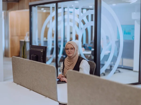 Ett Modernt Kontor Sitter Ung Muslimsk Entreprenör Som Bär Hijab — Stockfoto