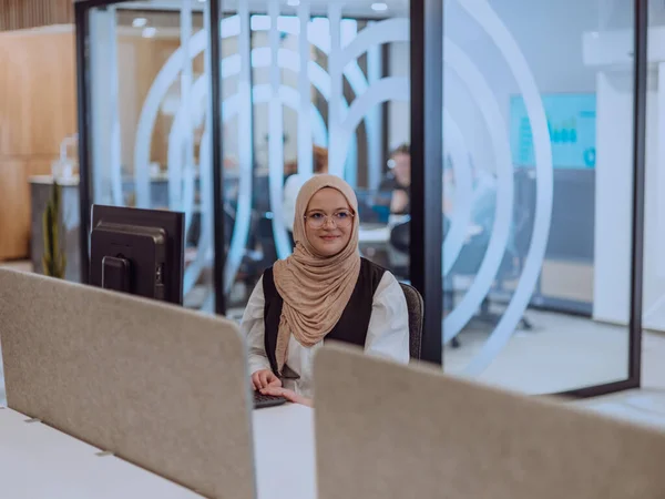 Modern Office Young Muslim Entrepreneur Wearing Hijab Sits Confidently Diligently — Stock Photo, Image